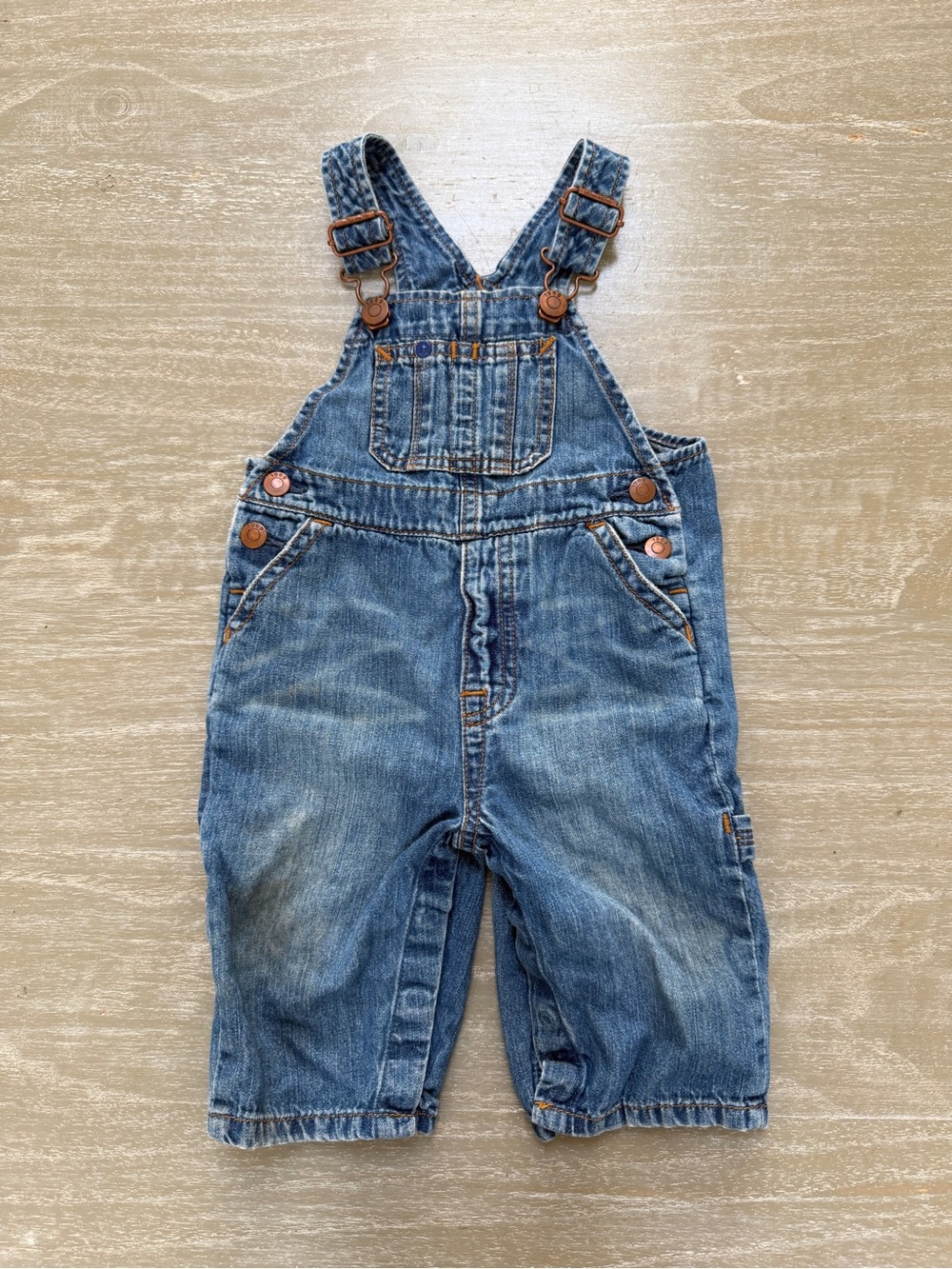 Gap baby unisex denim overalls in great condition. Size 6-12 months.